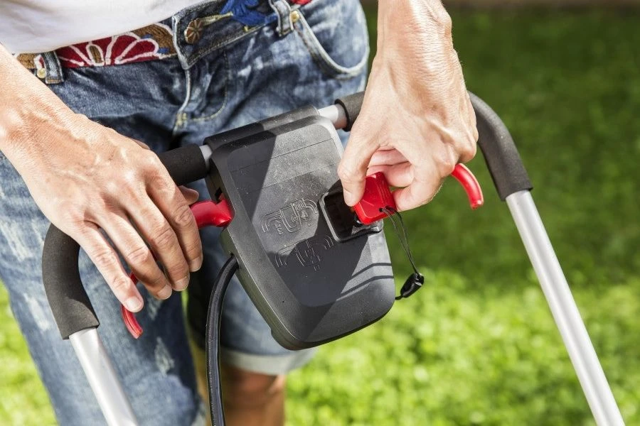 AL-KO 34.8 Li EasyFlex 20V Cordless Lawn Mower (with 2 X 2.5Ah Batteries & Charger) 8 AL-KO 34.8 Li EasyFlex 20V Cordless Lawn Mower (with 2 X 2.5Ah Batteries & Charger) - Image 8