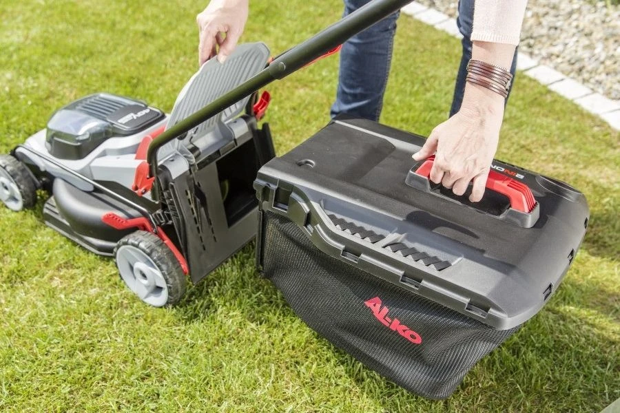 AL-KO 34.8 Li EasyFlex 20V Cordless Lawn Mower (with 2 X 2.5Ah Batteries & Charger) 6 AL-KO 34.8 Li EasyFlex 20V Cordless Lawn Mower (with 2 X 2.5Ah Batteries & Charger) - Image 6