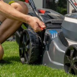 AL-KO 36V 46.2 Li SP Comfort 3-in-1 Self-Propelled Cordless Lawn Mower (with 1 X 4Ah Battery & Fast Charger) -Greenworks Sale Shop al ko comfort 46.2 li sp lawnmower hoc close 1 1