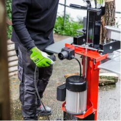 AL-KO LSV 550/6 6 Ton Vertical Electric Log Splitter 17 AL-KO LSV 550/6 6 Ton Vertical Electric Log Splitter -Greenworks Sale Shop al ko lsv 550 6 log splitter lifestyle 2 1