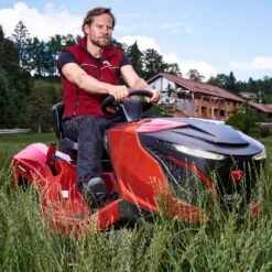 Solo By AL-KO T 22-110 HDH-A V2 Premium 110cm Hydrostatic High Grass Mulching Lawn Tractor -Greenworks Sale Shop al ko t22 110 hdh a v2 high grass mulching lawn tractor lifestyle 3