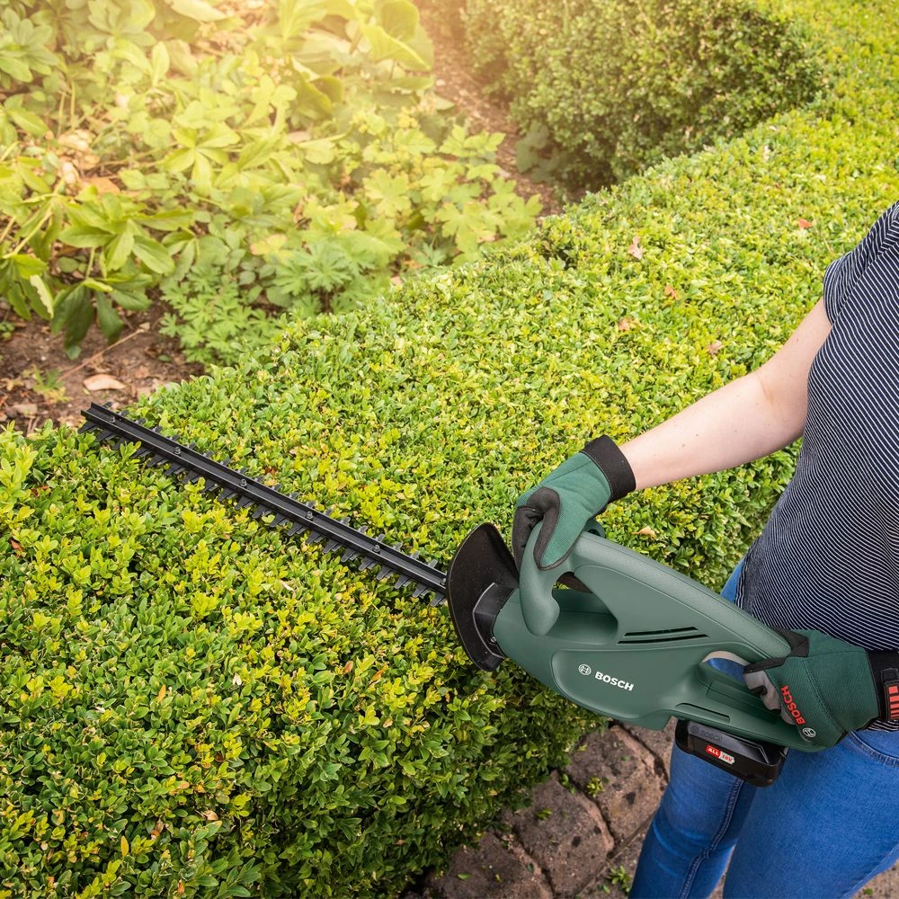 Bosch EasyHedgeCut 18-45 45cm 18V Cordless Hedge Trimmer (with 2.0Ah Battery & Charger) (Bundle Builder) 4 Bosch EasyHedgeCut 18-45 45cm 18V Cordless Hedge Trimmer (with 2.0Ah Battery & Charger) (Bundle Builder) - Image 4