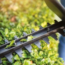 Bosch EasyHedgeCut 18-45 45cm 18V Cordless Hedge Trimmer (with 2.0Ah Battery & Charger) -Greenworks Sale Shop bosch easyhedgecut 18 45 lifestyle 4