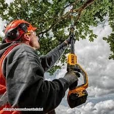 DeWalt DCMPS567P1-GB 18V XR Cordless Pole Saw (with 5Ah Battery & Charger) 10 DeWalt DCMPS567P1-GB 18V XR Cordless Pole Saw (with 5Ah Battery & Charger) - Image 10