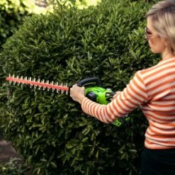 GreenWorks G40HT61K2 G-MAX 40V Cordless Hedge Trimmer (with 2Ah Battery & 2A Charger) (Bundle Builder) 17 GreenWorks G40HT61K2 G-MAX 40V Cordless Hedge Trimmer (with 2Ah Battery & 2A Charger) (Bundle Builder) -Greenworks Sale Shop greenworks g40ht61 hedge trimmer lifestyle woman 1 1