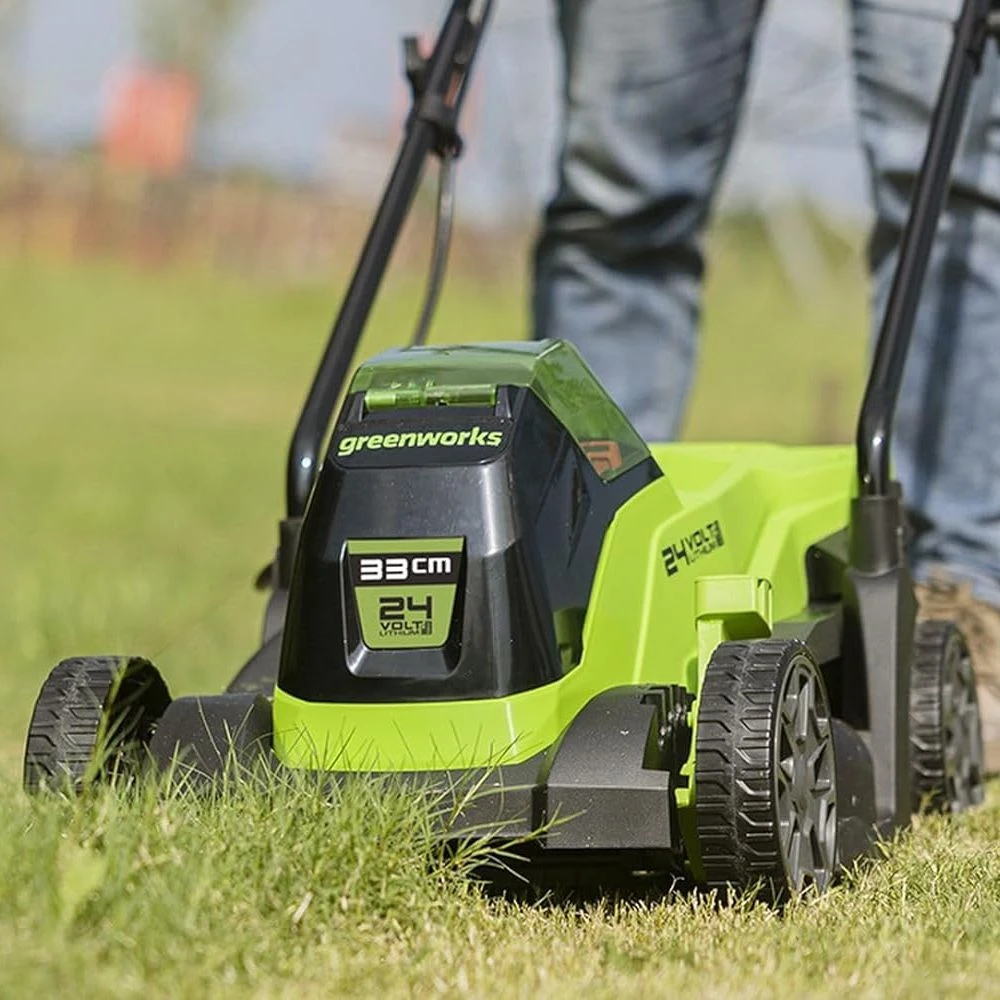 GreenWorks GD24LM33K2 33cm Brushless 24V Push Cordless Lawn Mower (with 2Ah Battery & 2A Charger) 6 GreenWorks GD24LM33K2 33cm Brushless 24V Push Cordless Lawn Mower (with 2Ah Battery & 2A Charger) - Image 6