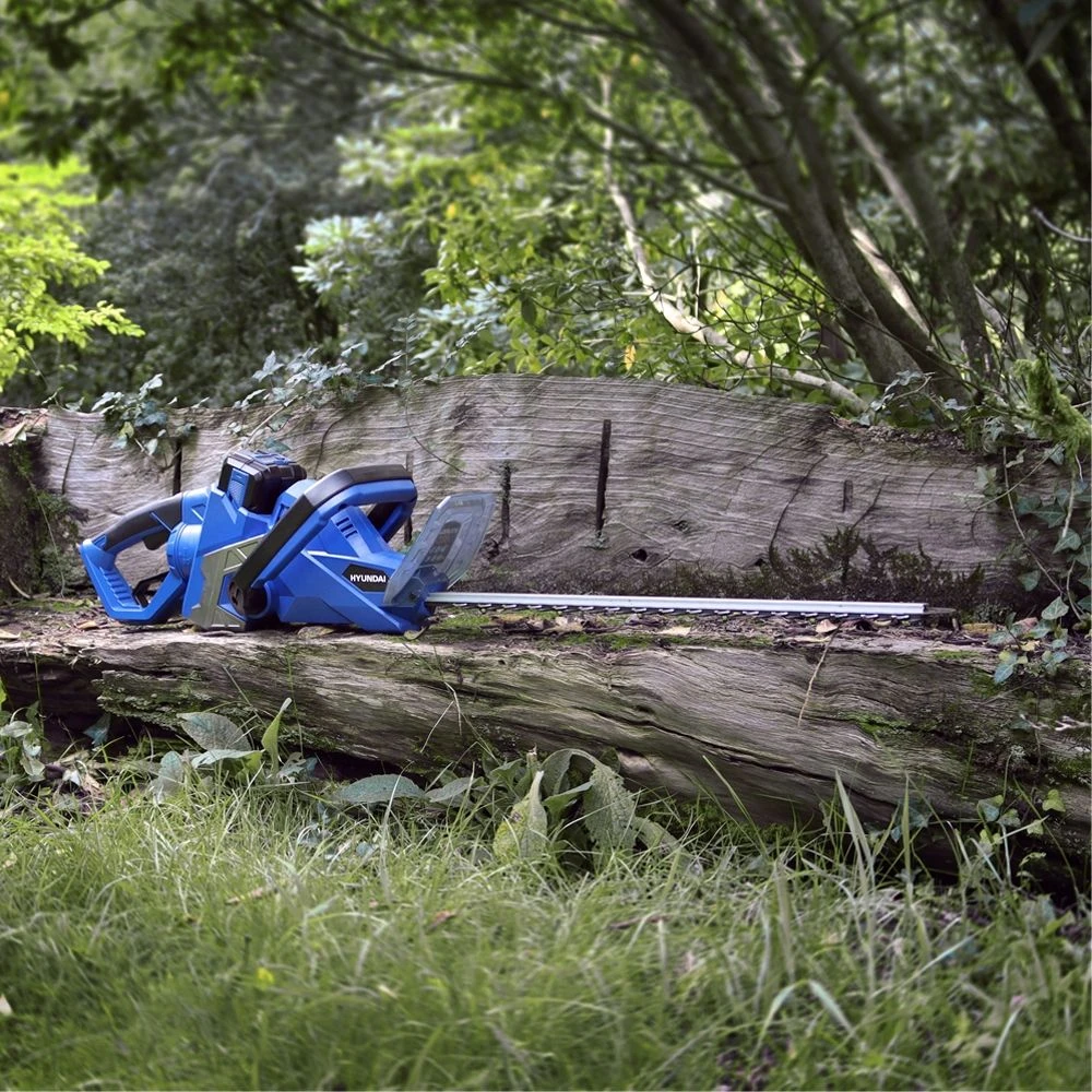 Hyundai HYHT40Li 40V Cordless Hedge Trimmer (with 2.5Ah Battery & Charger) (Bundle Builder) 2 Hyundai HYHT40Li 40V Cordless Hedge Trimmer (with 2.5Ah Battery & Charger) (Bundle Builder) - Image 2