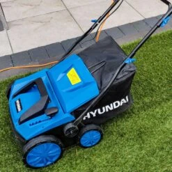 Hyundai HYSW1600E 1600W 38cm Electric Artificial Grass Sweeper / Brush -Greenworks Sale Shop hyundai hysw1600e sweeper lifestyle stripe side