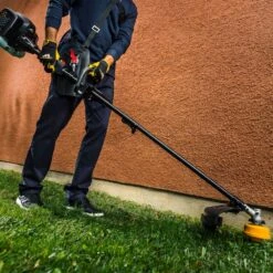 McCulloch B33 PS 4-in-1 Petrol Multicutter -Greenworks Sale Shop mcculloch b33ps brushcutter lifestyle 1