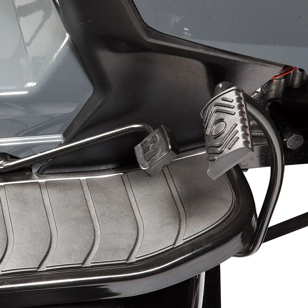 Oleo-Mac OM 108 L/16 KH 108cm Hydrostatic Side Discharge Lawn Tractor 3 Oleo-Mac OM 108 L/16 KH 108cm Hydrostatic Side Discharge Lawn Tractor - Image 3