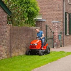 Simplicity Regent SLT175 107cm/42" Hydrostatic Mulching Rear Discharge Lawn Tractor -Greenworks Sale Shop slt175 lifestyle 2