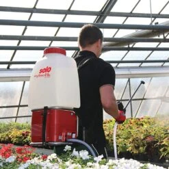 Solo 416 Li 20 Litre Battery-Operated Backpack Sprayer 6 Solo 416 Li 20 Litre Battery-Operated Backpack Sprayer -Greenworks Sale Shop solo 416li sprayer lifestyle 2